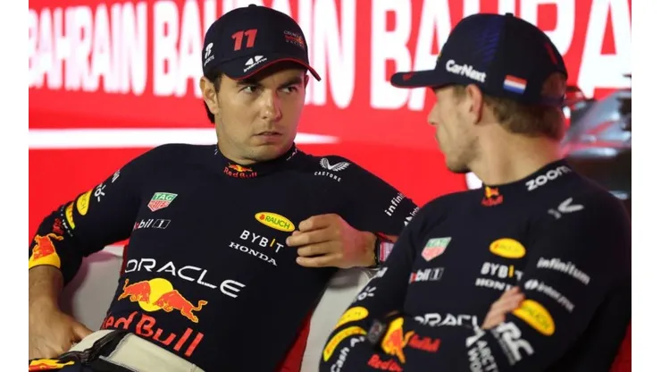 Expiloto de la F1 tunde al padre de Max Verstappen para defender a Checo Pérez.