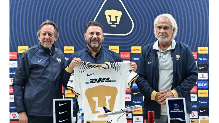 Mohamed fue presentado como nuevo DT de Pumas