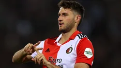 Santiago Giménez celebra un gol en la Europa League.