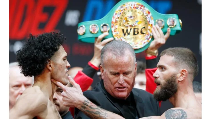 David Benavidez y Caleb Plant dieron el pesaje en un cara a cara de alto boltaje.
