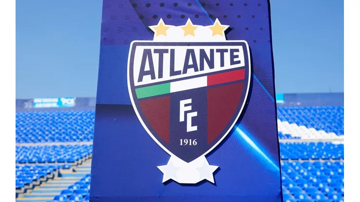 El escudo del Atlante presume sus tres títulos de liga en primera división.