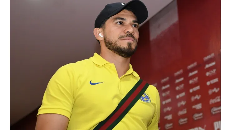 Leyenda de América tunde a Henry Martín.