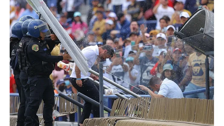 Rafael Puente en su accidentada salida de CU.