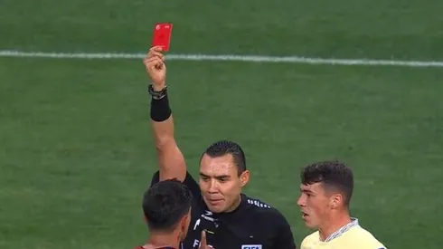 La expulsión de Víctor Guzmán al final del clásico ante América.