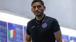 Jesús Corona en el estadio Azteca antes del partido Cruz Azul contra Atlético de San Luis.
