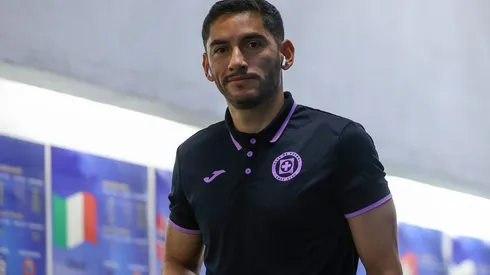Jesús Corona en el estadio Azteca antes del partido Cruz Azul contra Atlético de San Luis.