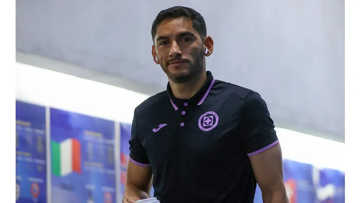 Jesús Corona en el estadio Azteca antes del partido Cruz Azul contra Atlético de San Luis.