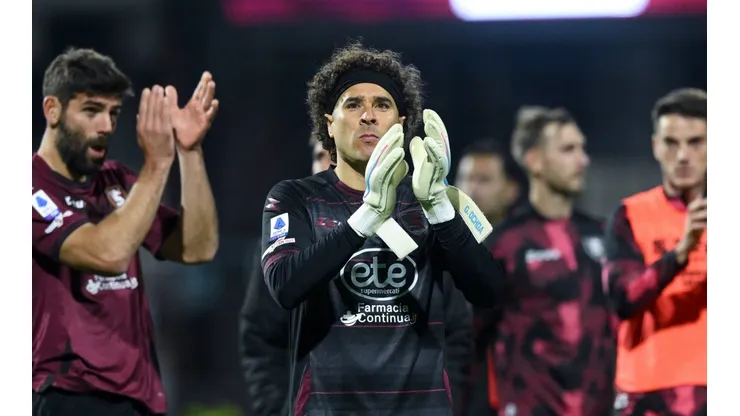 Guillermo Ochoa of US Salernitana greets the fans during the Serie A match between US Salernitana 1919 and Bologna at St