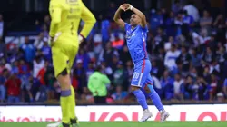 Iván Morales festeja ante Marcelo Barovero el gol de Cruz Azul contra Atlético de San Luis..