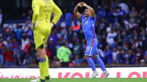 Iván Morales festeja ante Marcelo Barovero el gol de Cruz Azul contra Atlético de San Luis..