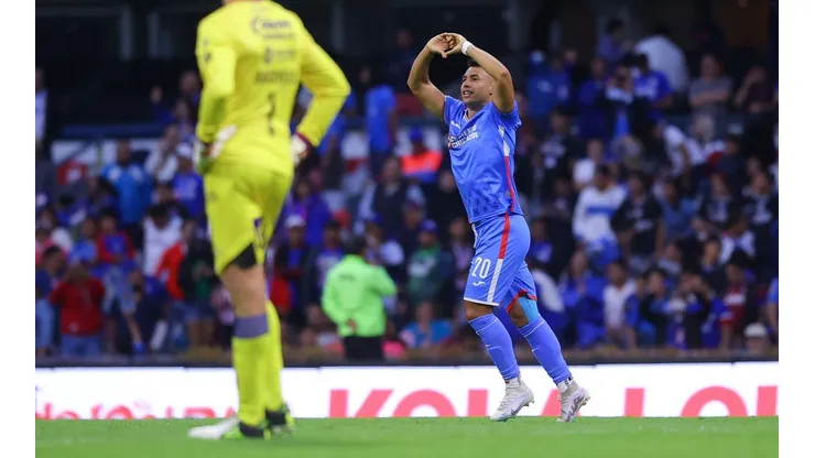 Iván Morales festeja ante Marcelo Barovero el gol de Cruz Azul contra Atlético de San Luis..