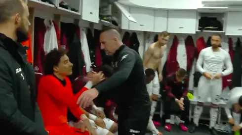 Ribery saluda a Ochoa antes del partido ante el Milan