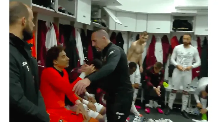 Ribery saluda a Ochoa antes del partido ante el Milan