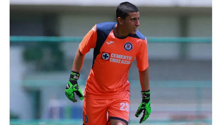 José Misael Corona en un partido de fuerzas básicas de Cruz Azul.