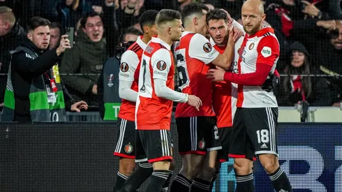 Santiago Giménez convirtió su quinto gol en la Europa League