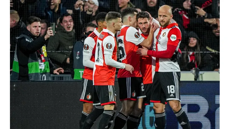 Santiago Giménez convirtió su quinto gol en la Europa League