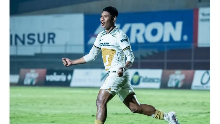 José González en el festejo de su gol.