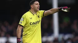 Emiliano el Dibu Martínez en un partido de la Premier League con Aston Villa.