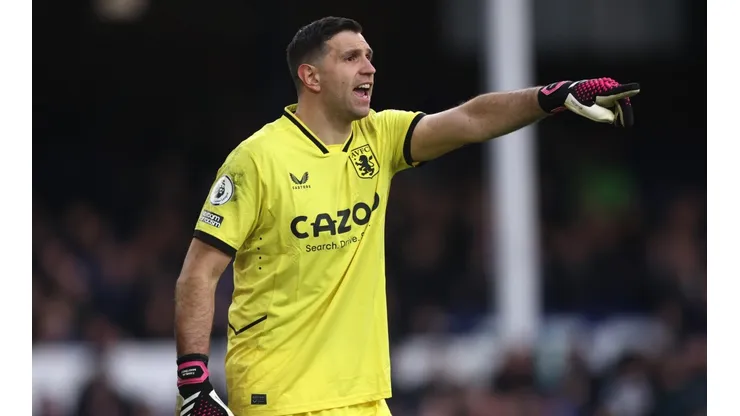 Emiliano el Dibu Martínez en un partido de la Premier League con Aston Villa.