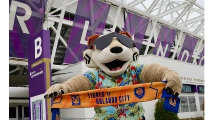 La mascota de Tigres en el estadio Exploria, casa del Orlando City.