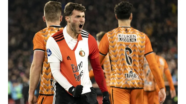 Santiago Giménez convirtió contra el Volendam