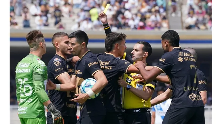 Amonestación de Cesar Arturo Ramos a Sebastián Sosa.