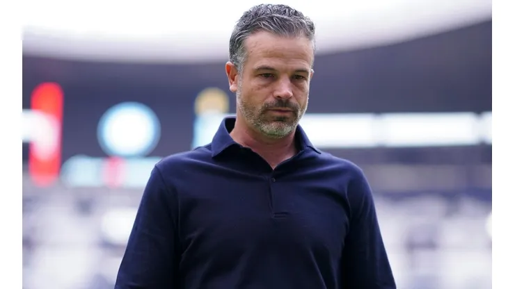 Rafael Puente en la cancha del estadio Azteca.