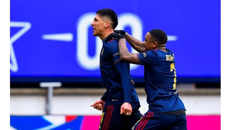 Ajax aplastó al Heerenveen con actuación estelar y golazo de Edson Álvarez