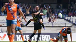 Samantha López en el festejo de su gol.