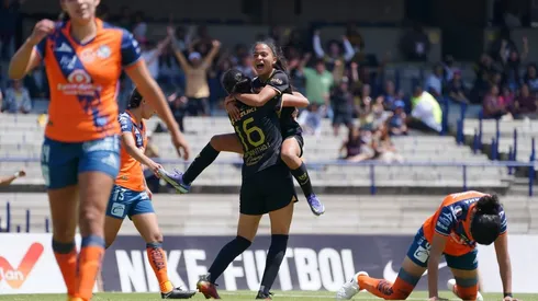 Samantha López en el festejo de su gol.