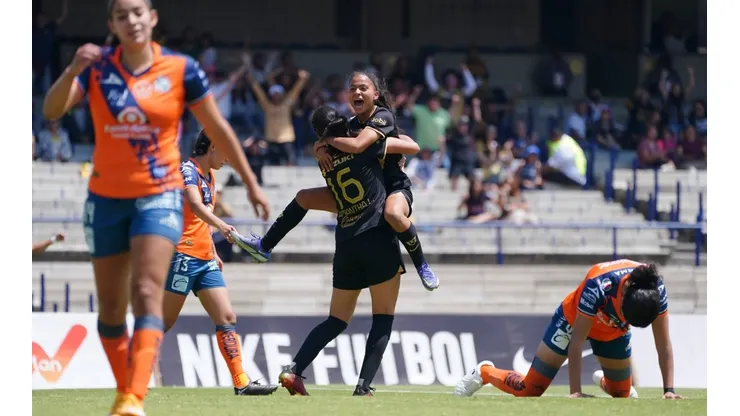 Samantha López en el festejo de su gol.