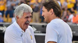 Ricardo Ferretti, en aquel entonces entrenador de Tigres, saludando a Bruno Marioni, de Pumas.