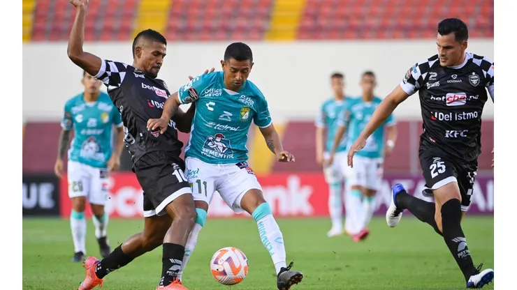 Elías Hernández causó estragos a los jugadores del Tauro.