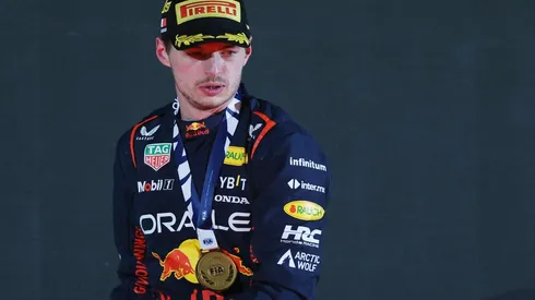 Max Verstappen portando la medalla dorada tras ganar la carrera en la Fórmula 1.
