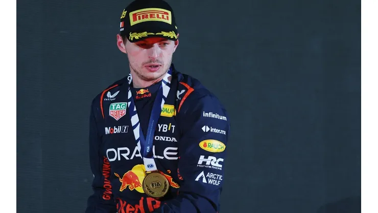 Max Verstappen portando la medalla dorada tras ganar la carrera en la Fórmula 1.