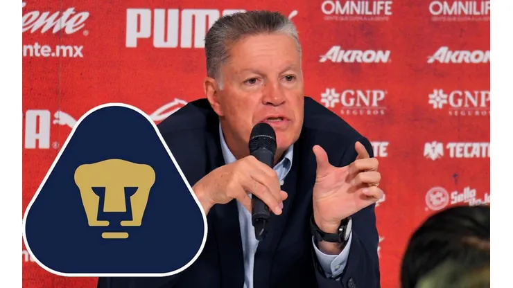 Ricardo Peláez durante una conferencia de prensa.