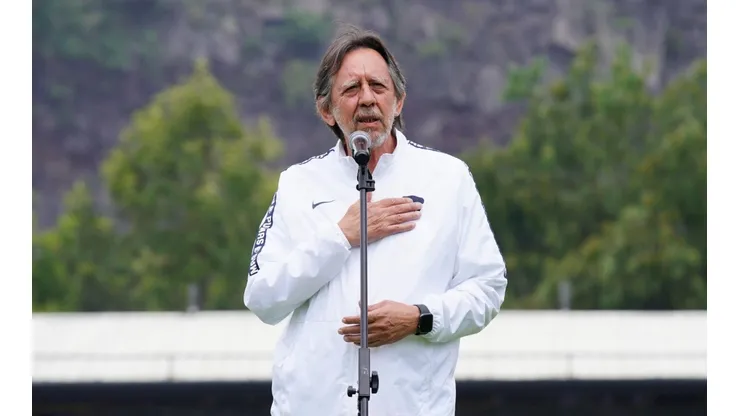 Leopoldo Silva durante una presentación en Cantera.