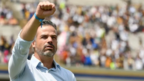 Rafael Puente durante el Himno de Pumas.