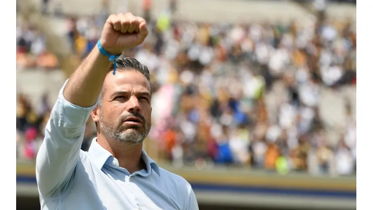 Rafael Puente durante el Himno de Pumas.