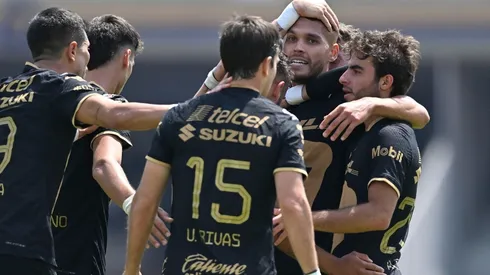 El plantel de Pumas en el festejo de su gol.