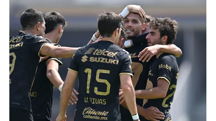 El plantel de Pumas en el festejo de su gol.