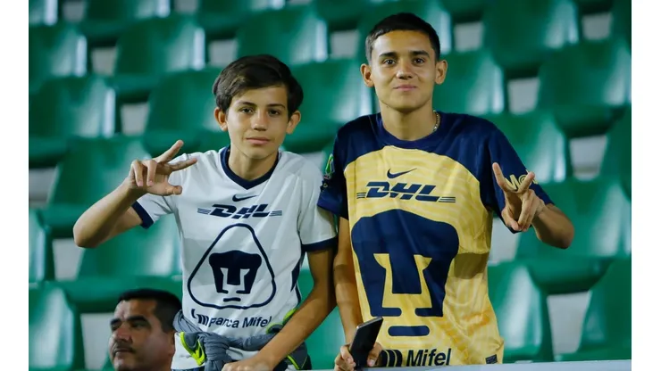 Aficionados de Pumas en el estadio Mazatlán.