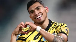 Orbelín Pineda en una celebración con el AEK Atenas.