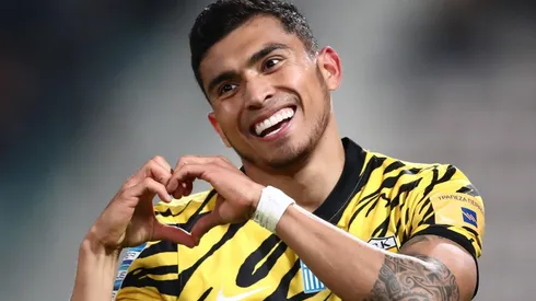 Orbelín Pineda en una celebración con el AEK Atenas.