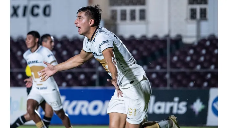 Emiliano Freyfeld en el festejo de su gol.