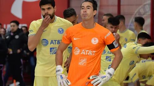 Néstor Araujo y Oscar Jiménez previo a un partido de la Copa Sky.