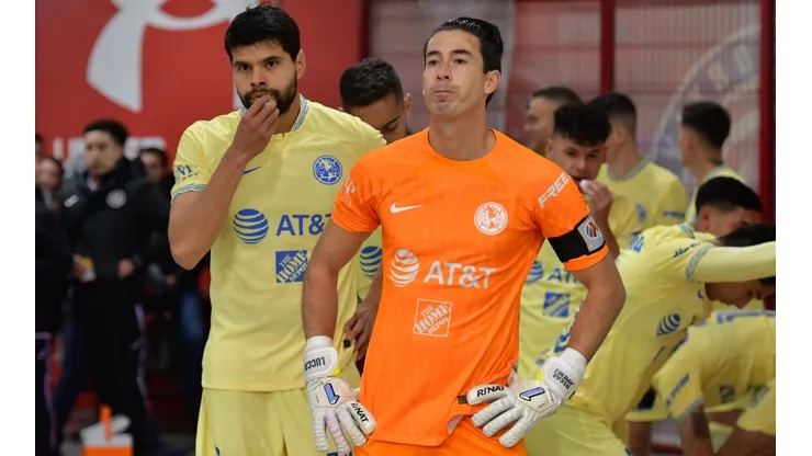 Néstor Araujo y Oscar Jiménez previo a un partido de la Copa Sky.