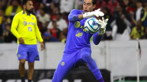 Oscar Jiménez en el calentamiento para el partido América contra Atlas.