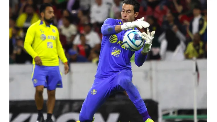 Oscar Jiménez en el calentamiento para el partido América contra Atlas.