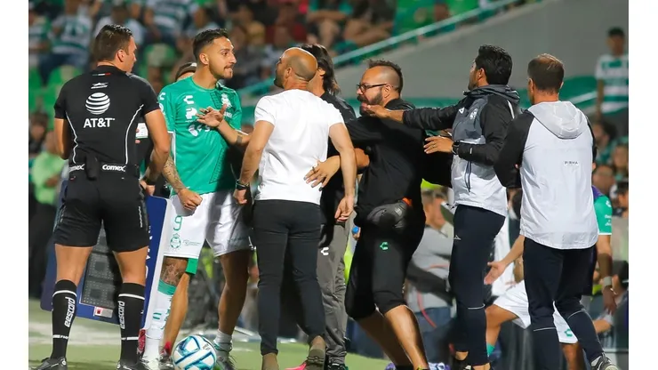 Pelea entre Correa y Eduardo Arce.